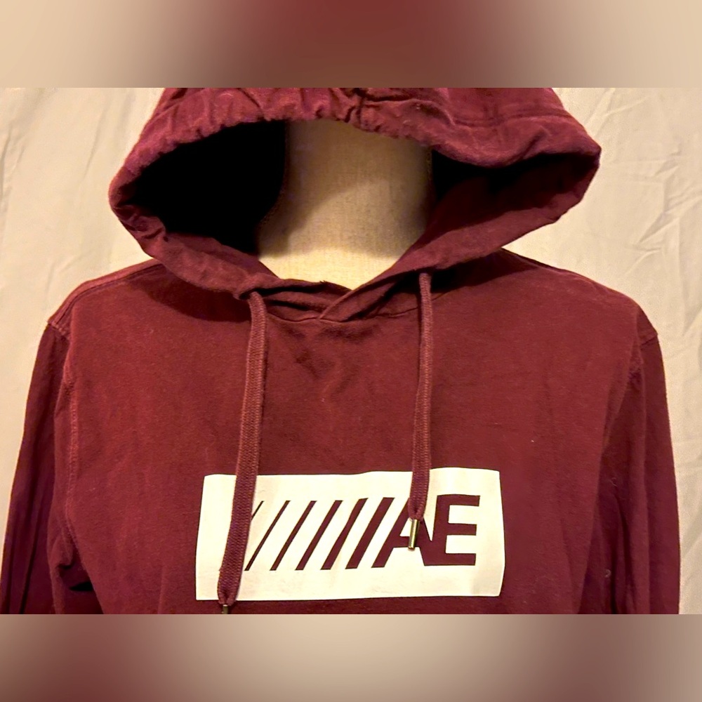 American Eagle standard size XS ptp 17” burgundy & white colors w/ kangaroo pkt
